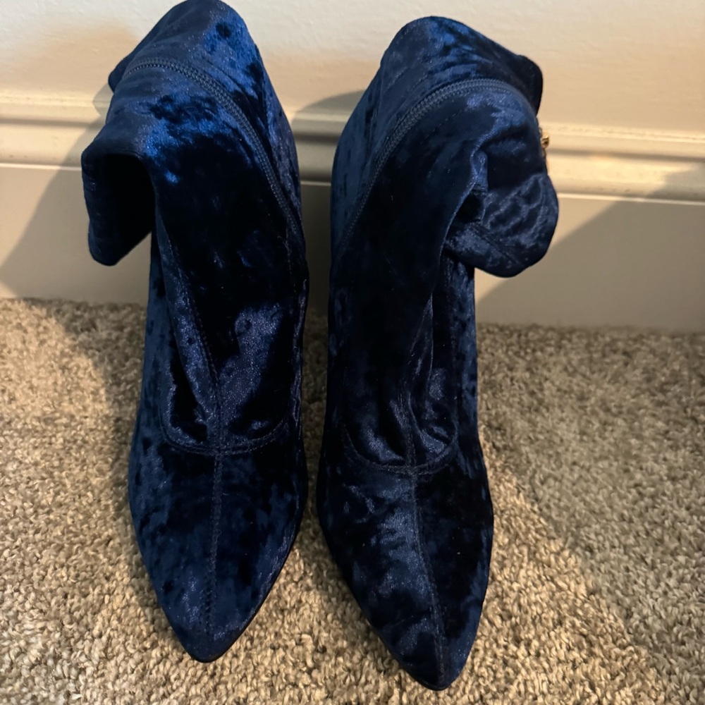 NWOB Cape Robin Elegant Velvet Women's Boots size 8